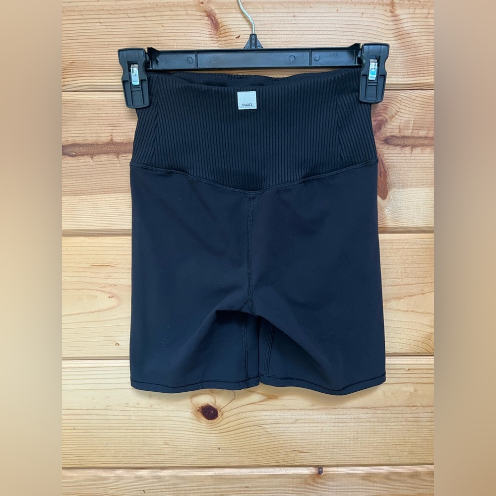 Vuori Women’s Studio Ribbed Bike Shorts - Picture 2 of 3